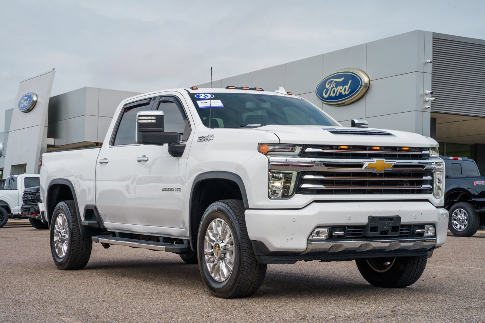Used 2023 Chevrolet Silverado 2500 High Country AWD/4WD image 1