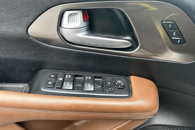Used 2017 Chrysler Pacifica Limited image 16