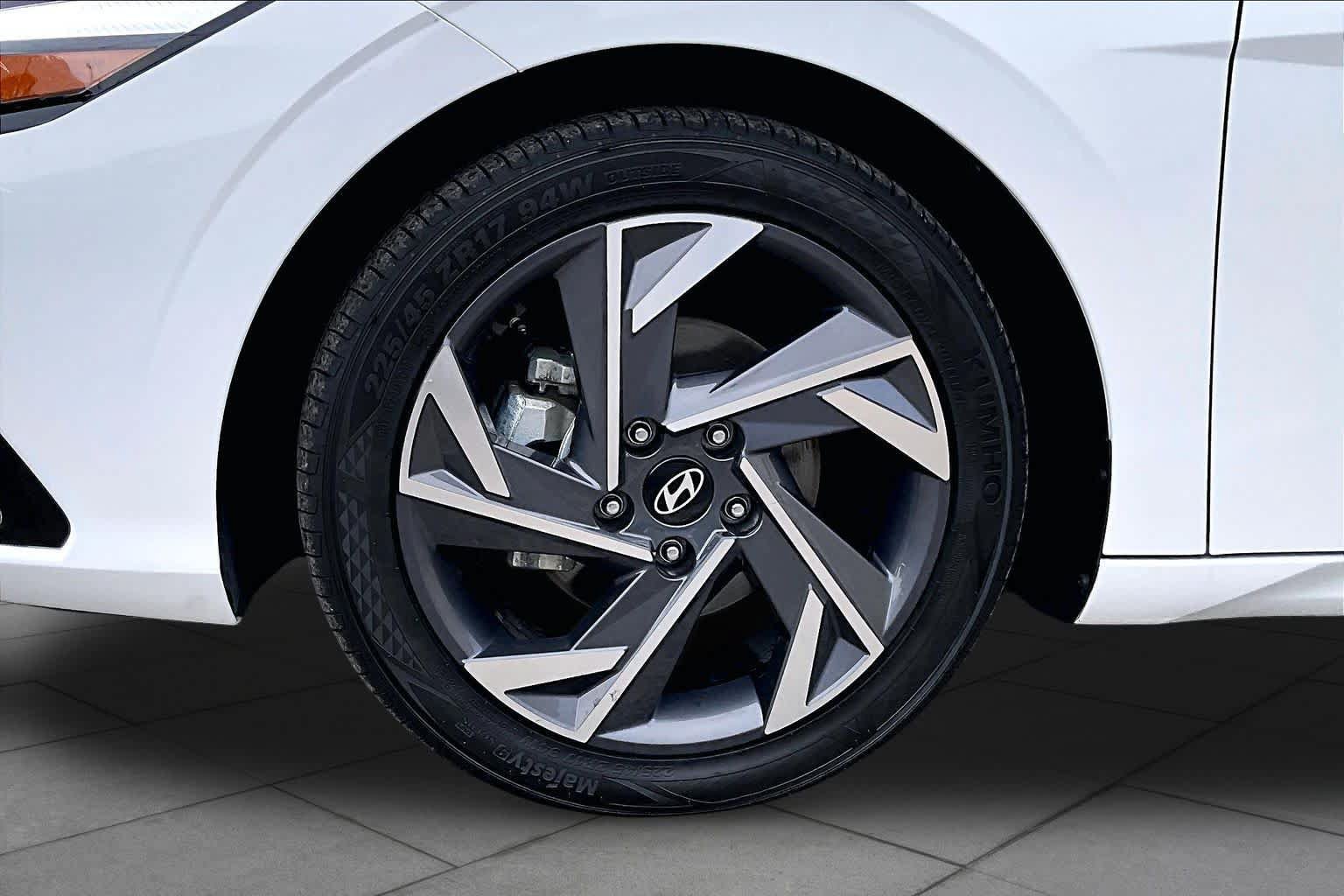 Used 2025 Hyundai Elantra SEL FWD image 11