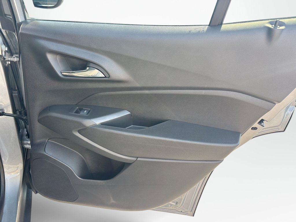 Used 2025 Chevrolet Trax ACTIV w/ Sunroof Package FWD image 16