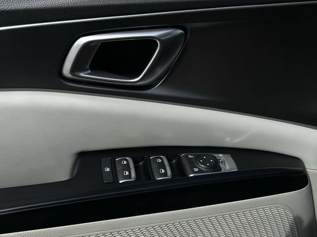 Used 2022 Kia Carnival LX image 25