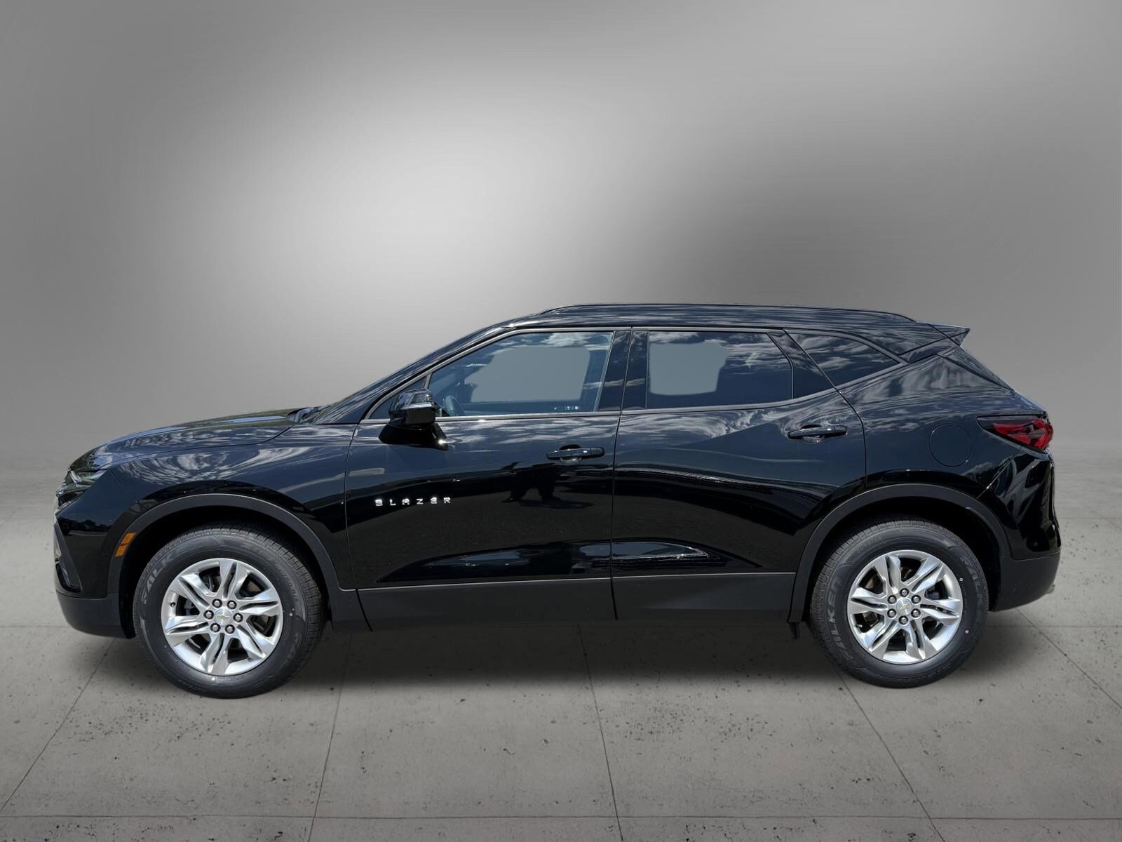 Used 2021 Chevrolet Blazer LT FWD image 2