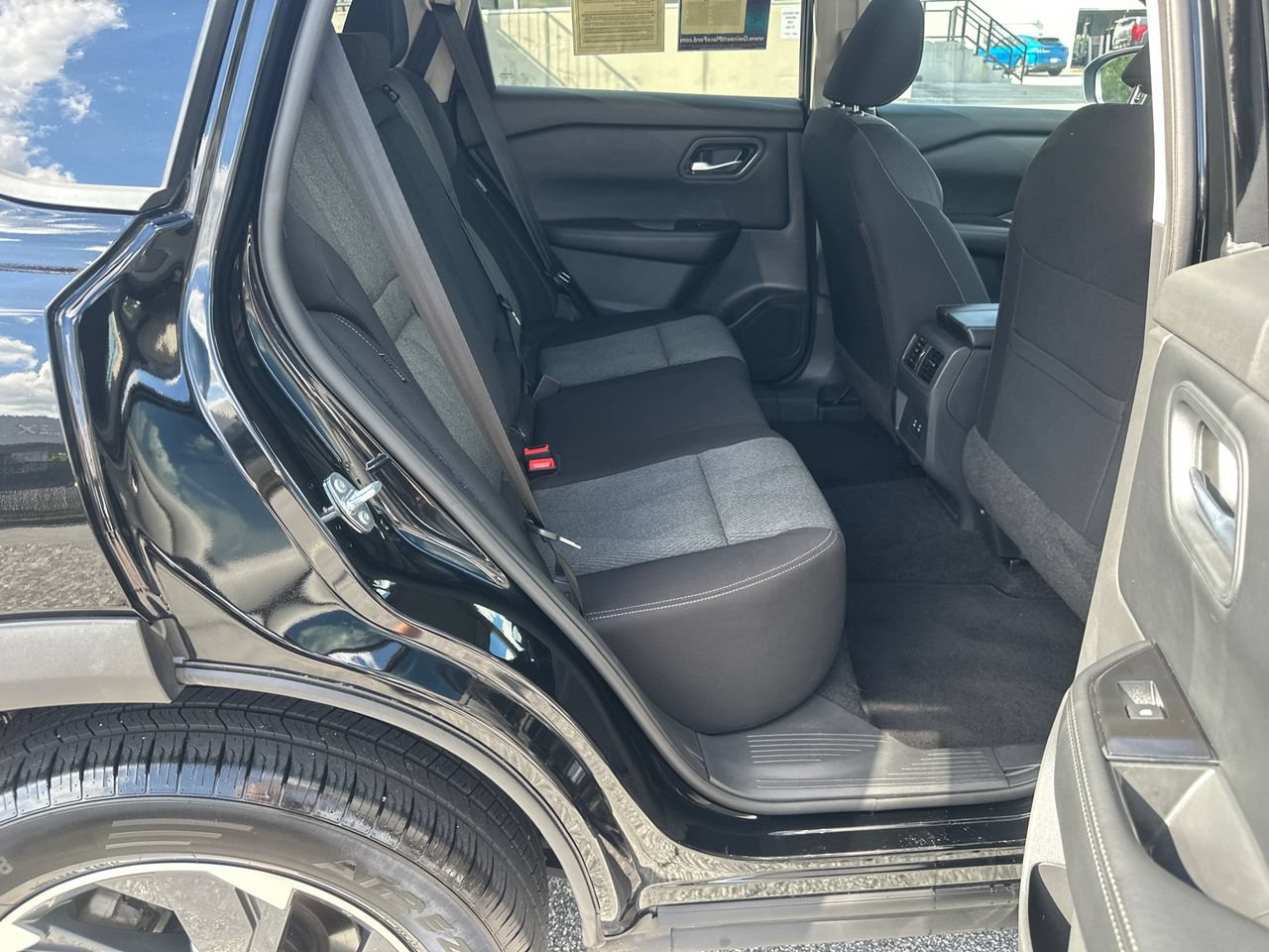 Used 2025 Nissan Rogue SV FWD image 17