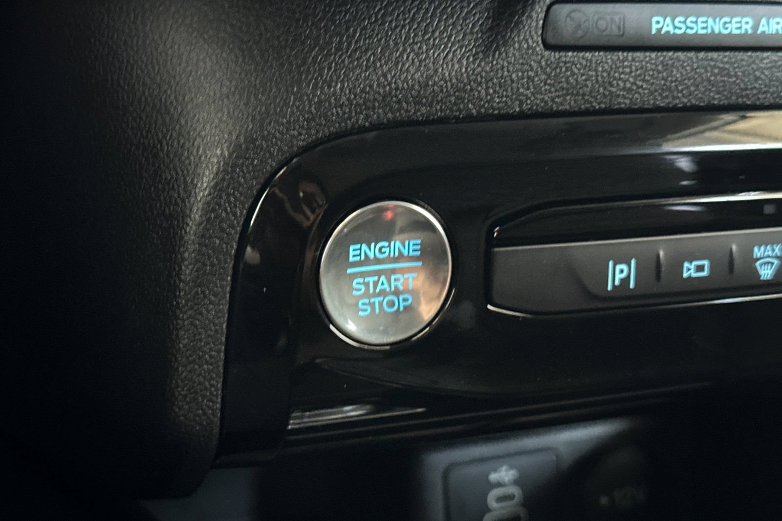 Certified 2025 Ford Escape SE w/ PHEV Premium Package FWD image 24