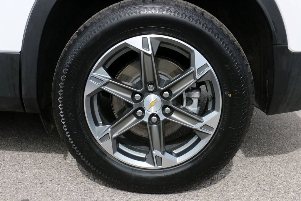 Used 2025 Chevrolet Blazer LT image 9