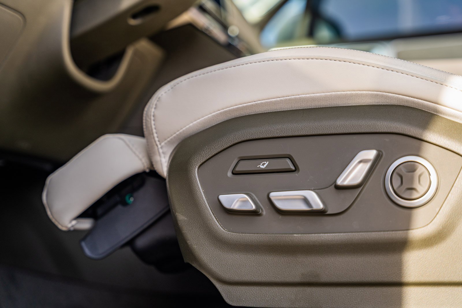 Used 2025 Hyundai Santa Fe Calligraphy w/ Tow & Go Package image 31