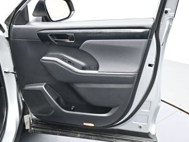 Used 2024 Toyota Highlander LE image 30