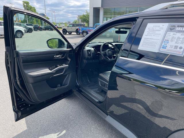Used 2023 Nissan Pathfinder SL AWD/4WD image 11