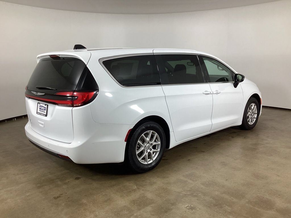 Used 2024 Chrysler Pacifica Touring-L FWD image 8