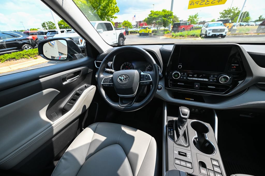Used 2024 Toyota Highlander XLE AWD/4WD image 32