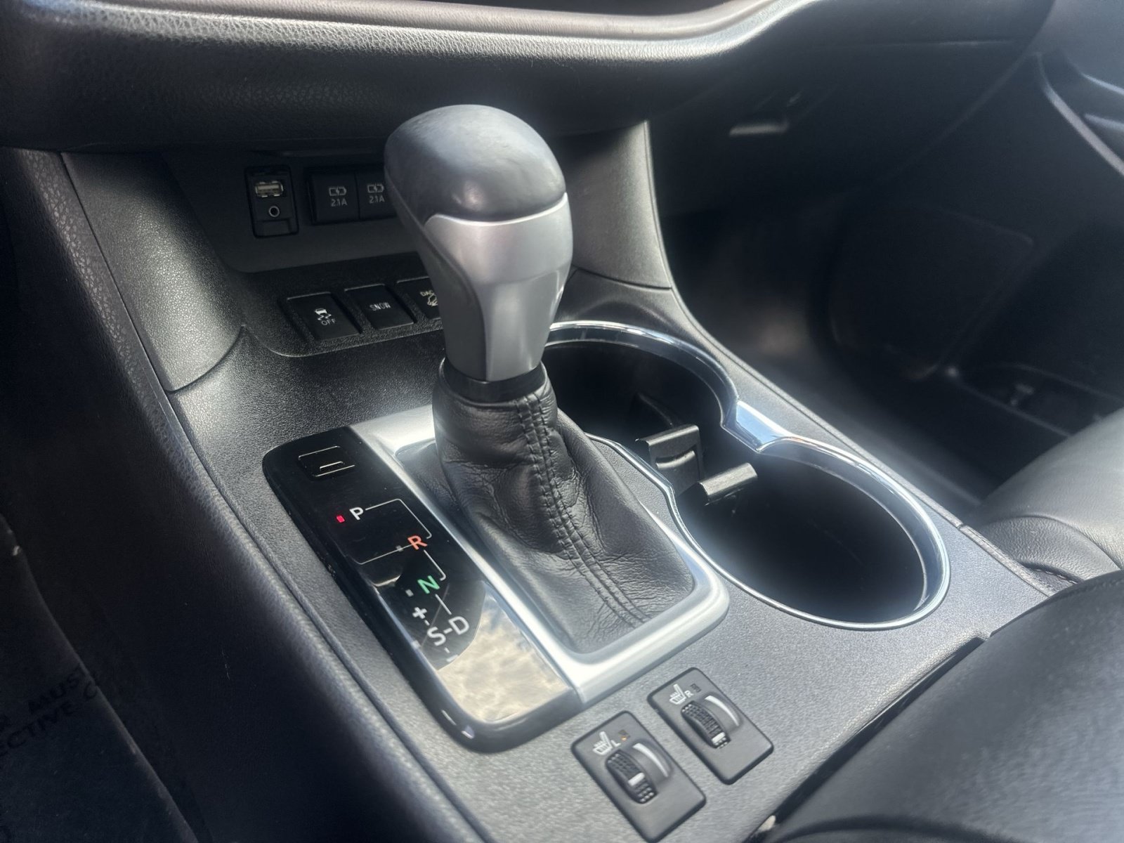 Used 2018 Toyota Highlander XLE AWD/4WD image 29