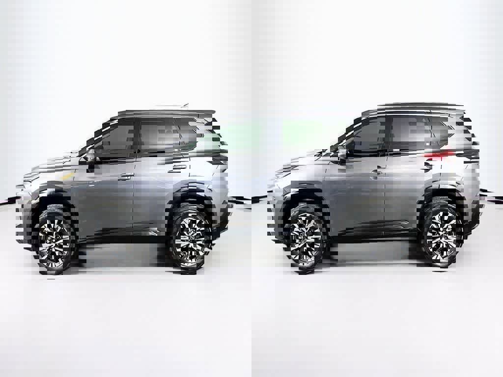 Used 2021 Nissan Rogue SV image 3