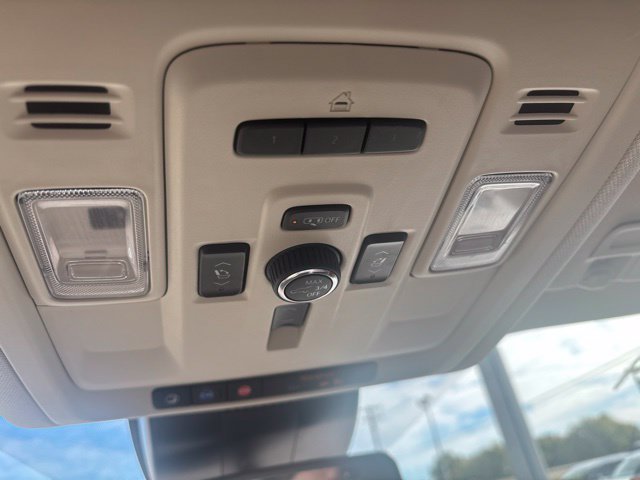 Used 2023 GMC Yukon XL Denali AWD/4WD image 25