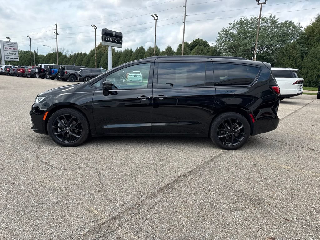 Used 2025 Chrysler Pacifica Limited w/ Trailer Tow Group AWD/4WD image 6