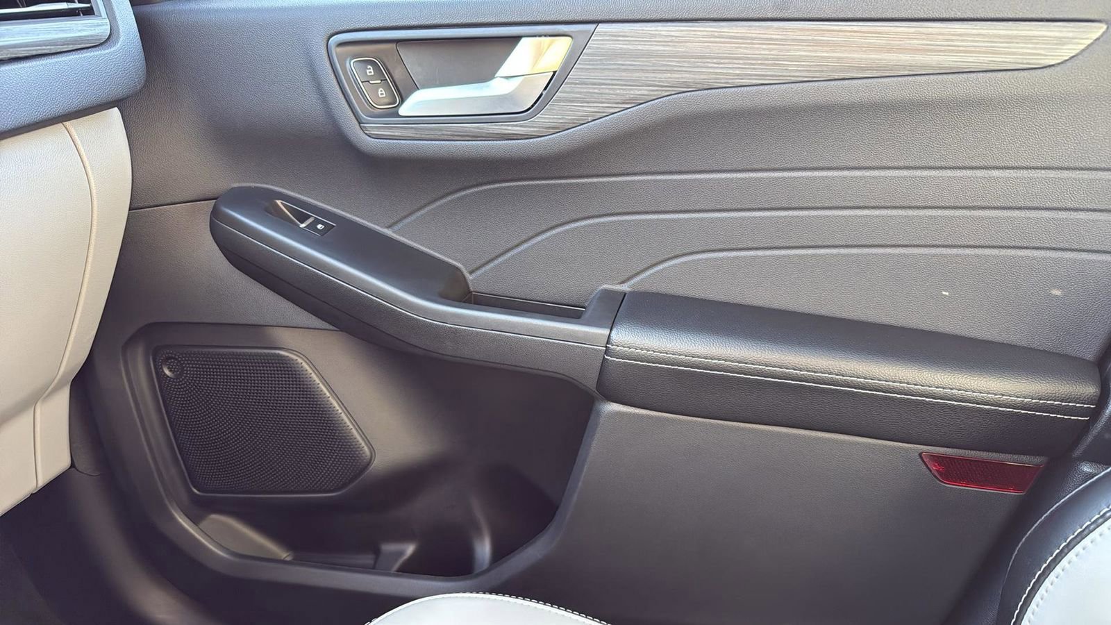 Certified 2025 Ford Escape Platinum w/ Class II Trailer Tow Package image 24