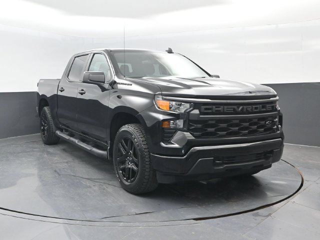 Used 2023 Chevrolet Silverado 1500 Custom w/ 2.7L Blackout Package AWD/4WD image 2