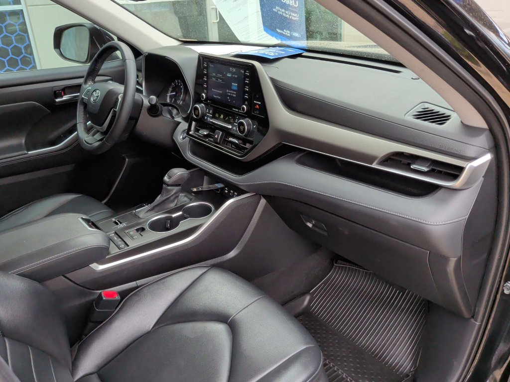 Used 2022 Toyota Highlander XLE FWD image 23