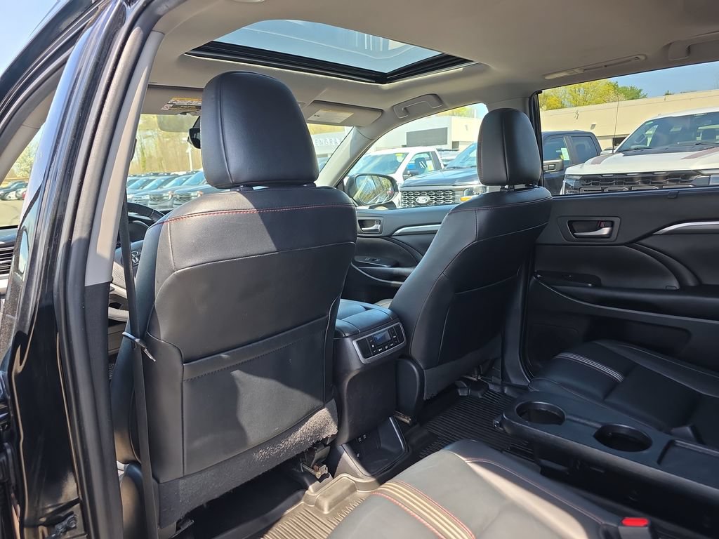 Used 2019 Toyota Highlander SE AWD/4WD image 18