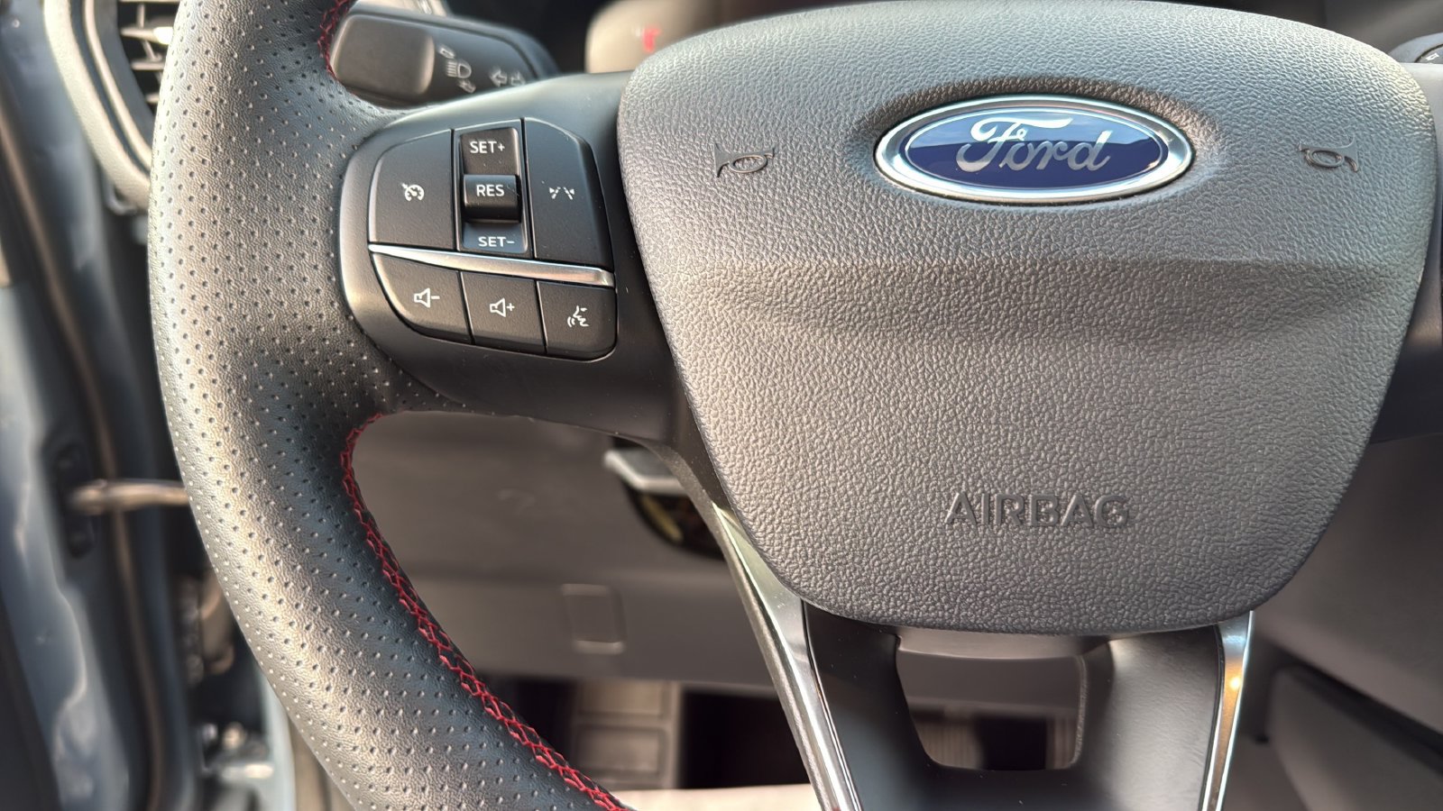 Certified 2025 Ford Escape ST-Line Select AWD/4WD image 16
