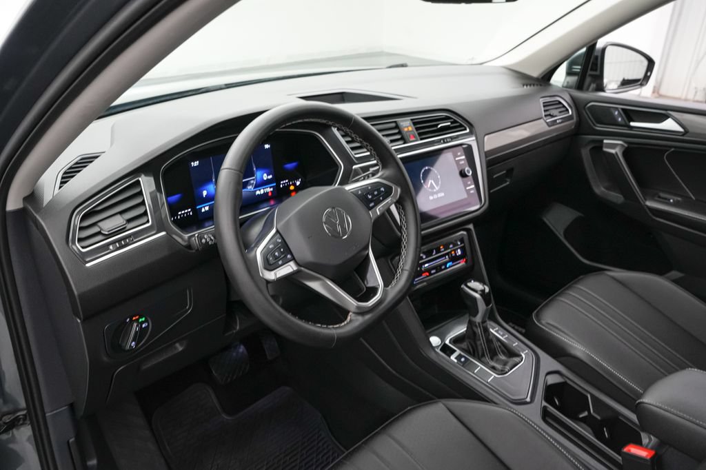 Used 2024 Volkswagen Tiguan SE w/ MDO Package, Three-Row FWD image 12