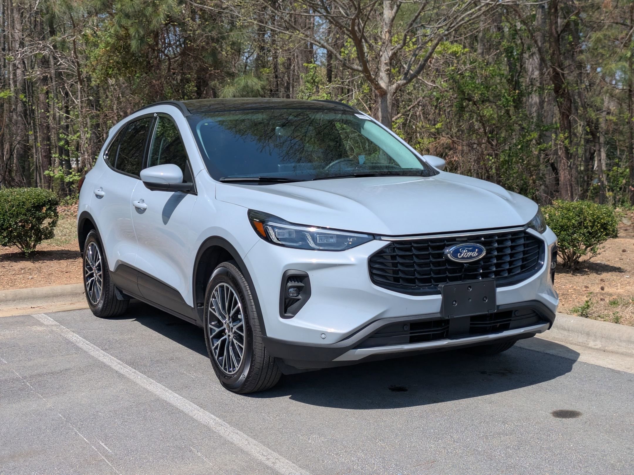 Certified 2025 Ford Escape SE w/ PHEV Premium Package image 2