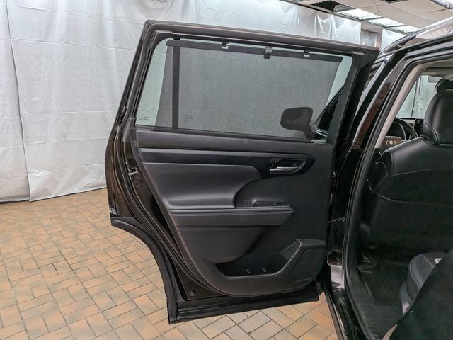 Used 2021 Toyota Highlander XLE AWD/4WD image 21