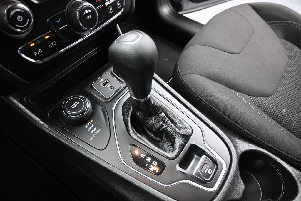 Used 2019 Jeep Cherokee Latitude w/ Popular Appearance Group AWD/4WD image 14