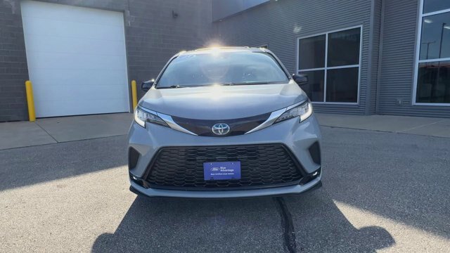 Used 2023 Toyota Sienna XSE w/ XSE Plus Package FWD image 3