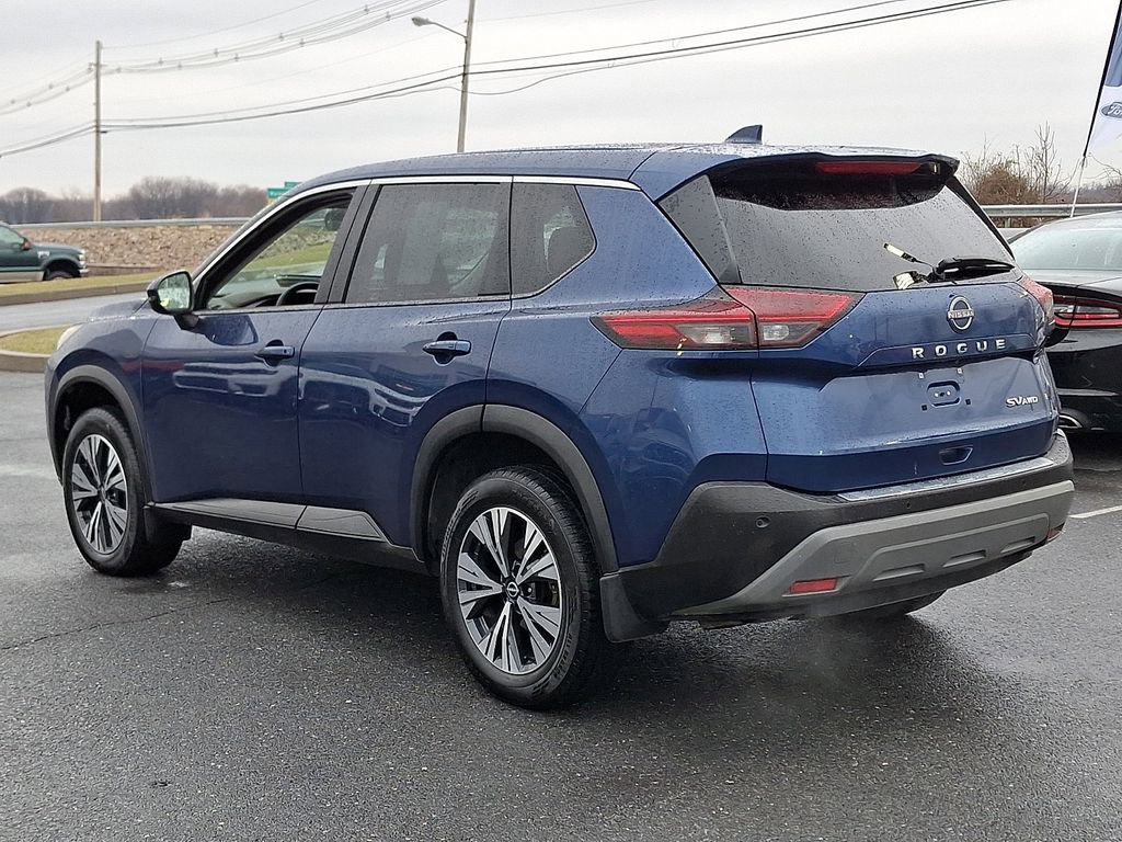 Used 2022 Nissan Rogue SV image 2