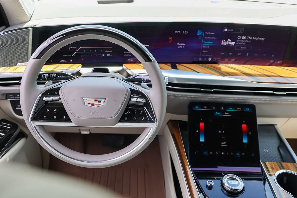 Used 2025 Cadillac Escalade Premium Luxury Platinum AWD/4WD image 10