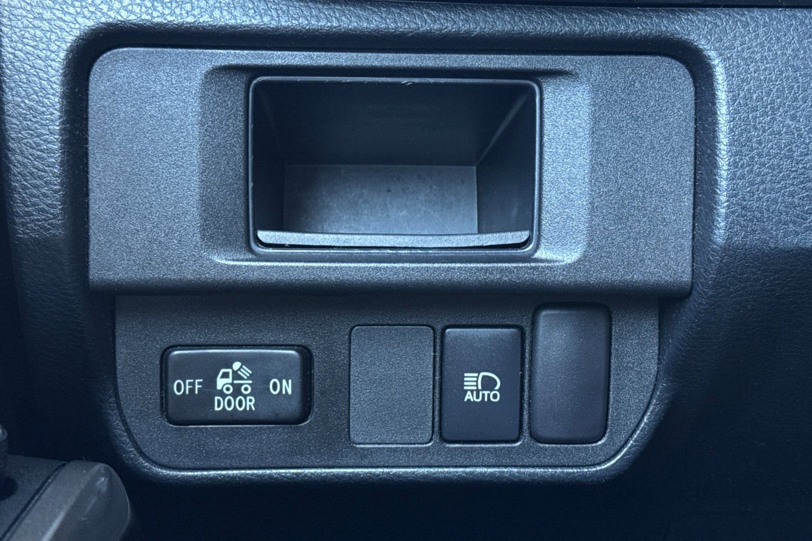 Used 2018 Toyota Tacoma SR5 RWD image 23