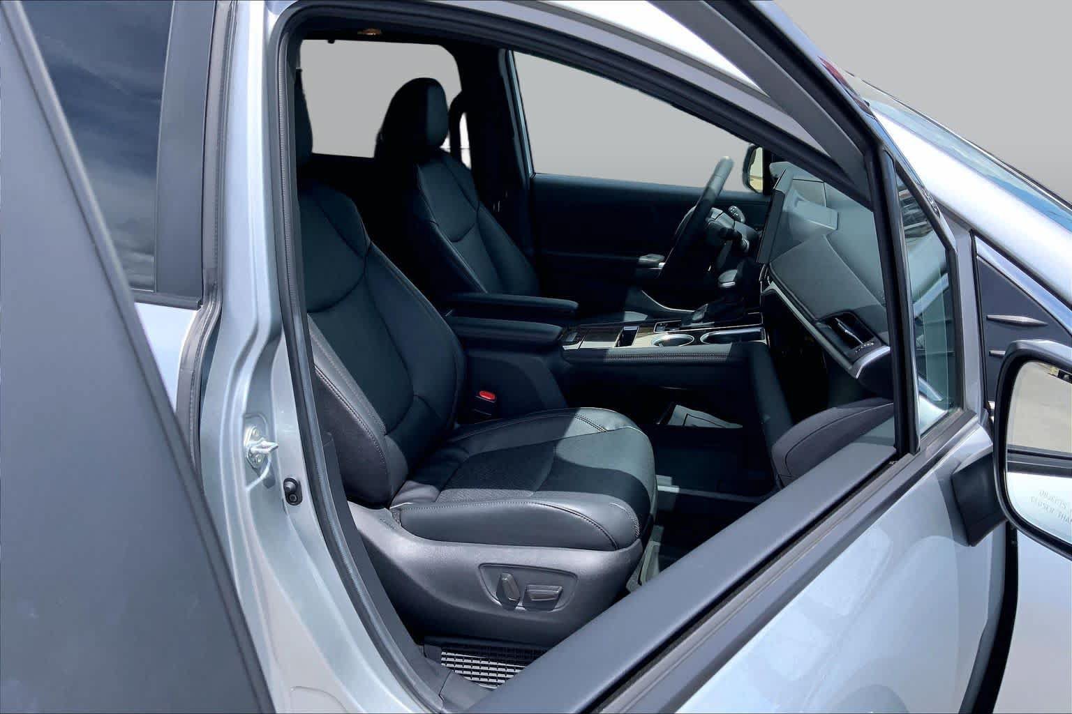 Used 2025 Toyota Sienna Platinum FWD image 9