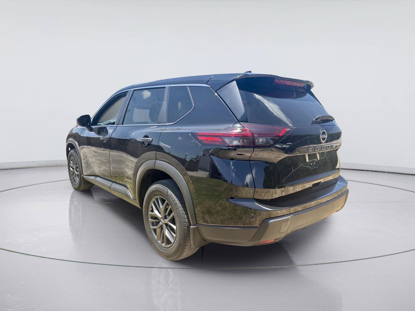 Used 2025 Nissan Rogue S FWD image 3