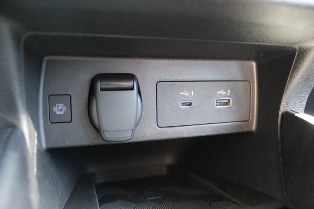Used 2024 Nissan Versa SR FWD image 31