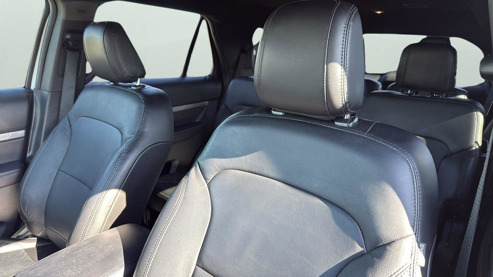 Certified 2018 Ford Explorer XLT w/ Equipment Group 202A image 10