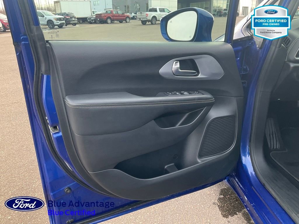 Used 2021 Chrysler Pacifica Touring image 24