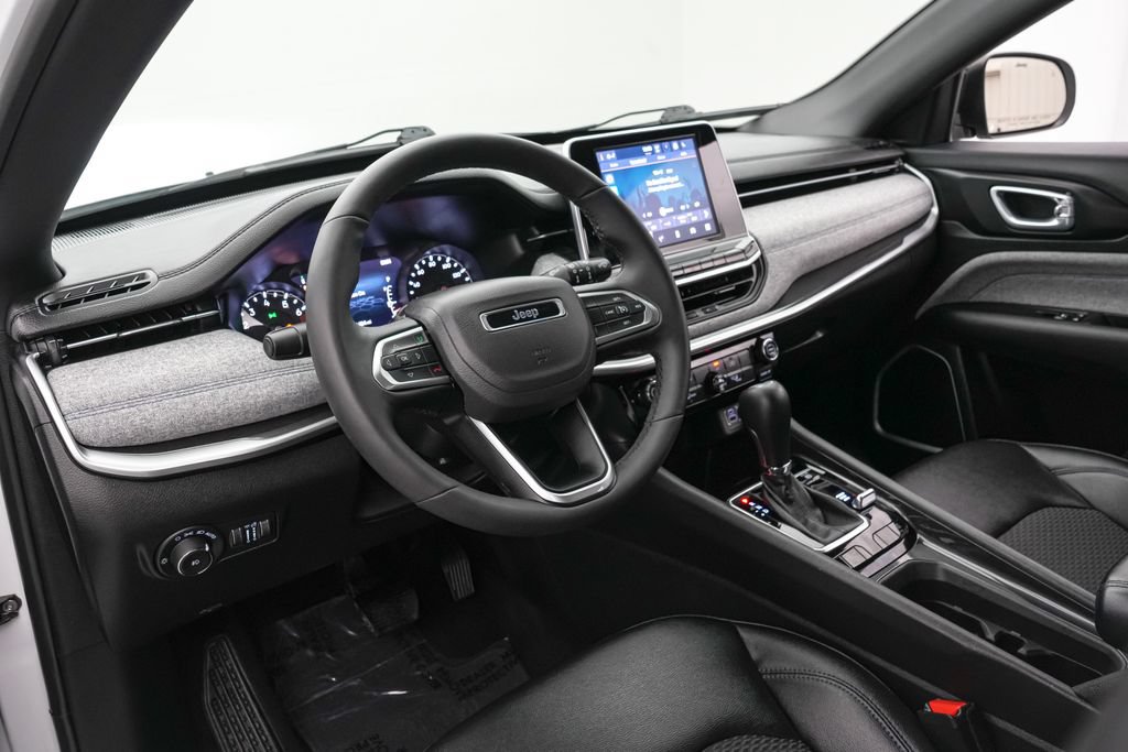 Used 2025 Jeep Compass Latitude AWD/4WD image 12