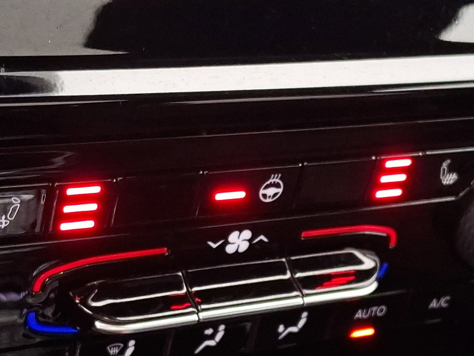 Used 2025 Jeep Grand Cherokee Altitude image 24