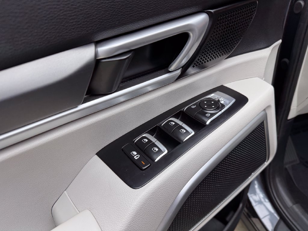 Used 2020 Kia Telluride S w/ S 8 Passenger Seating Package FWD image 11