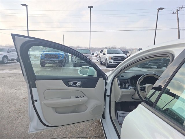 Used 2019 Volvo S60 T5 Momentum w/ Premium Package image 19