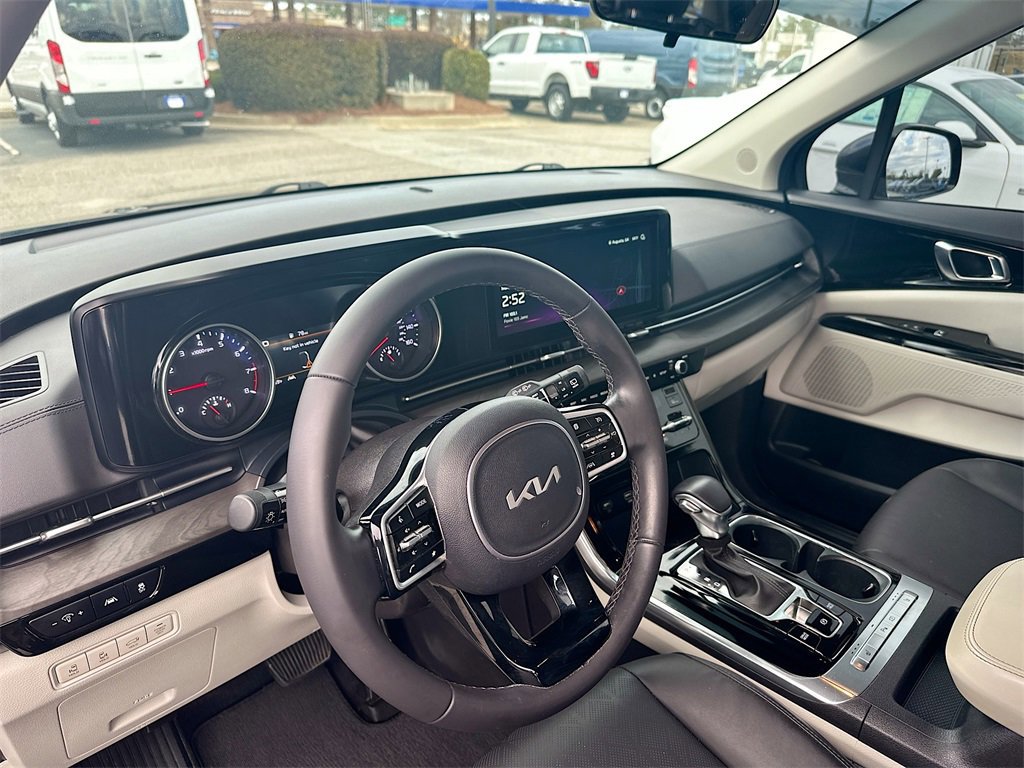 Used 2024 Kia Carnival EX image 11