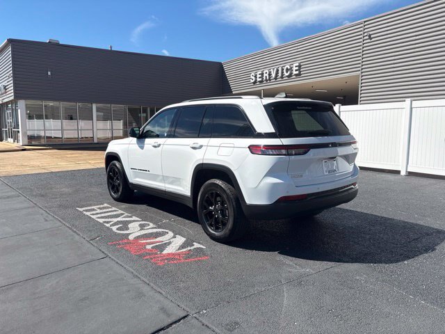 Used 2025 Jeep Grand Cherokee Altitude RWD image 5
