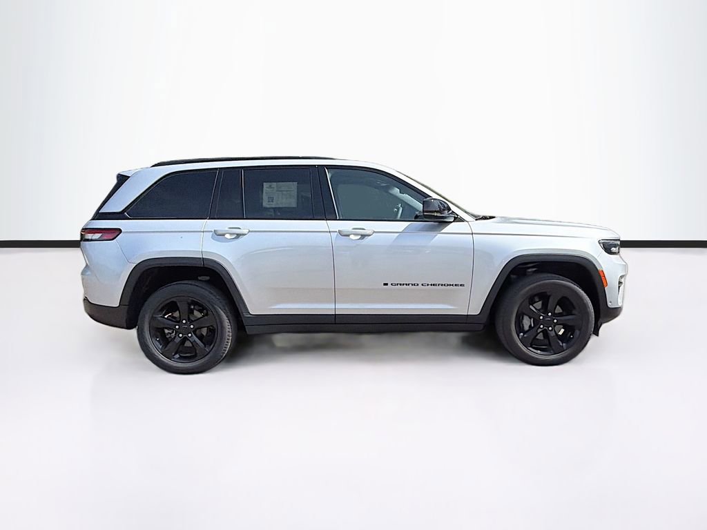 Used 2024 Jeep Grand Cherokee Limited w/ Luxury Tech Group II AWD/4WD image 4