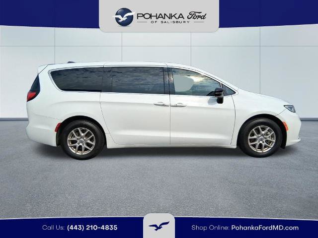 Used 2025 Chrysler Pacifica Select FWD image 4