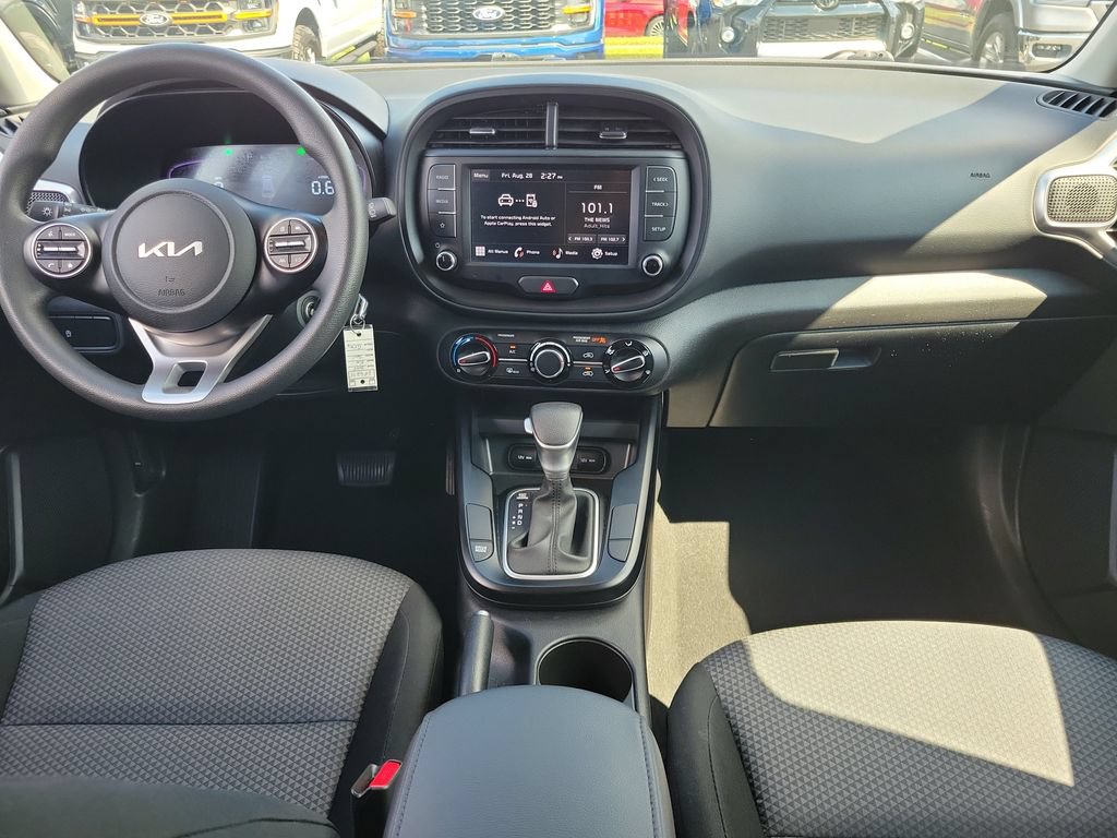 Used 2025 Kia Soul LX w/ LX Technology Package FWD image 11