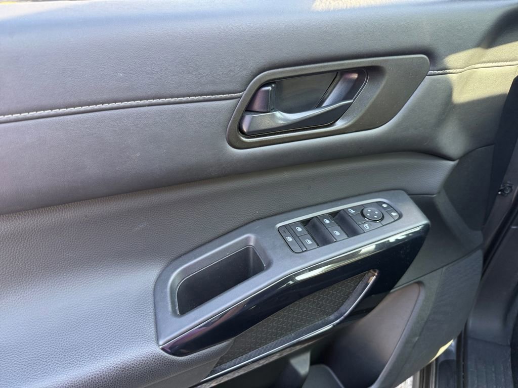 Used 2025 Nissan Pathfinder SV AWD/4WD image 17