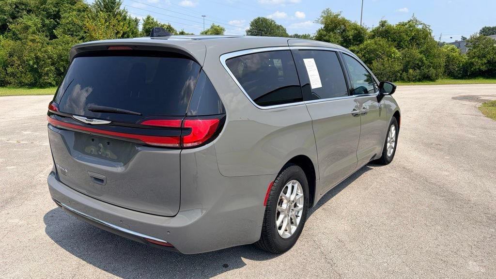 Used 2025 Chrysler Pacifica Select FWD image 3