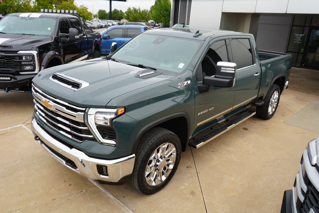Used 2026 Chevrolet Silverado 2500 LTZ w/ LTZ Premium Package AWD/4WD image 18