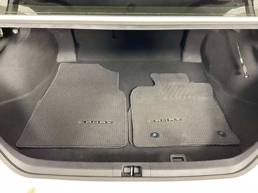 Used 2018 Toyota Camry SE image 11