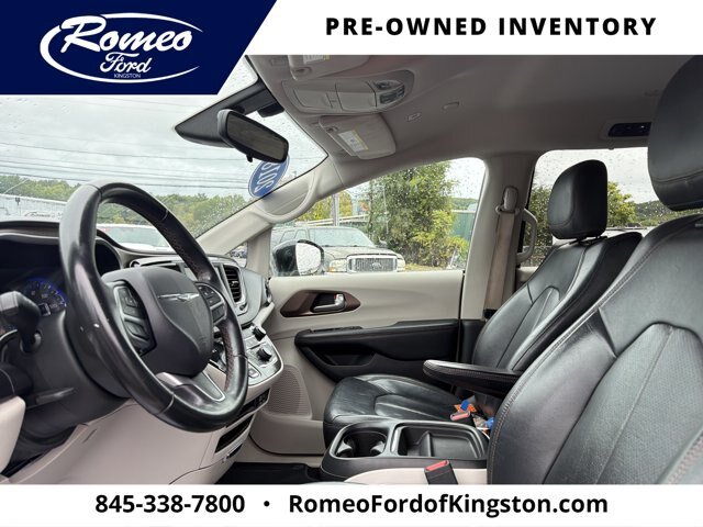 Used 2018 Chrysler Pacifica Touring-L FWD image 11